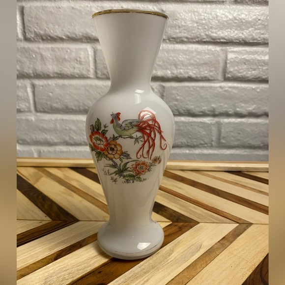 Vintage white satin Milk Glass Vase - Picture 6 of 6